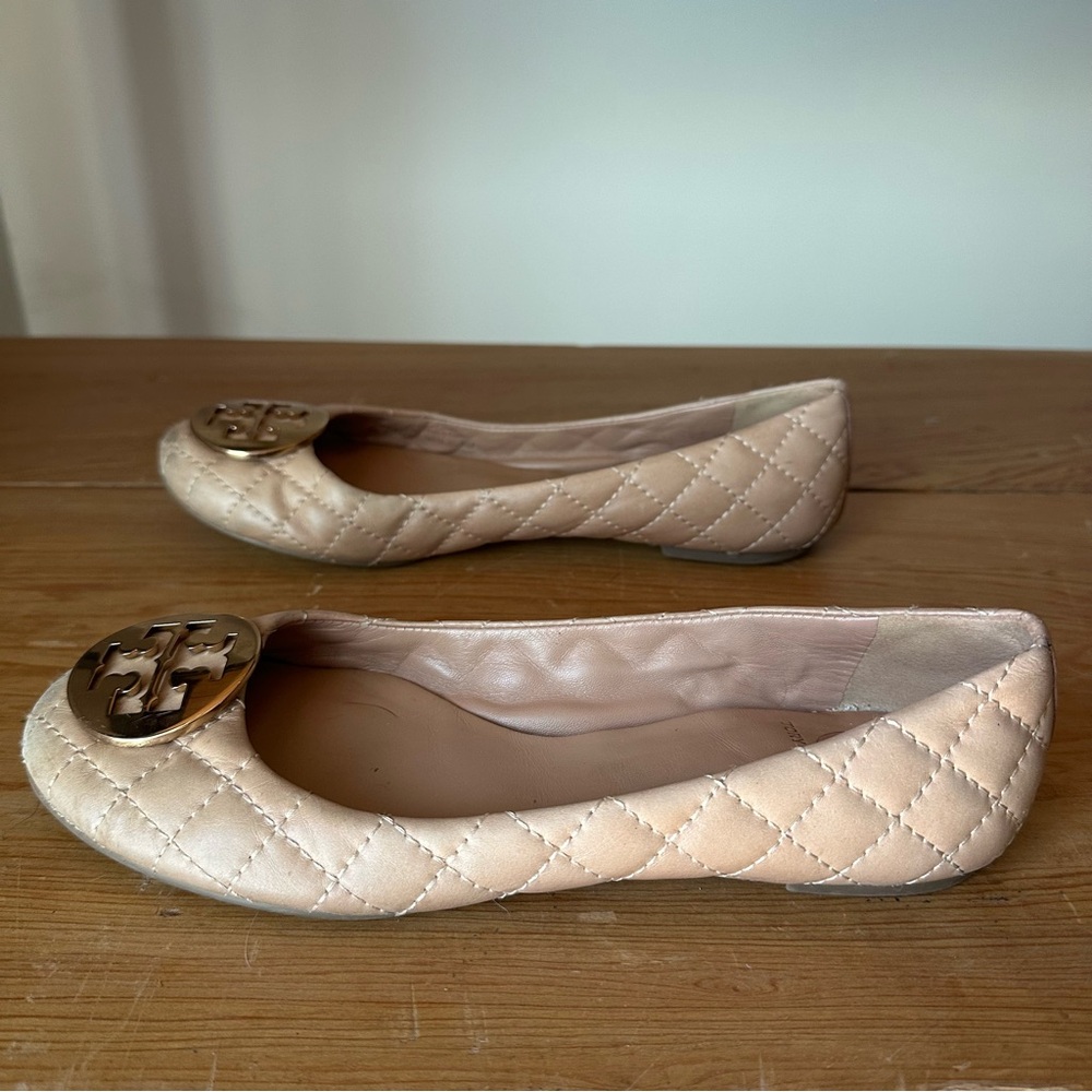 Tory Burch Quilted Leather Reva Flats Tan Gold Logo Size 8.5 - Picture 3 of 6